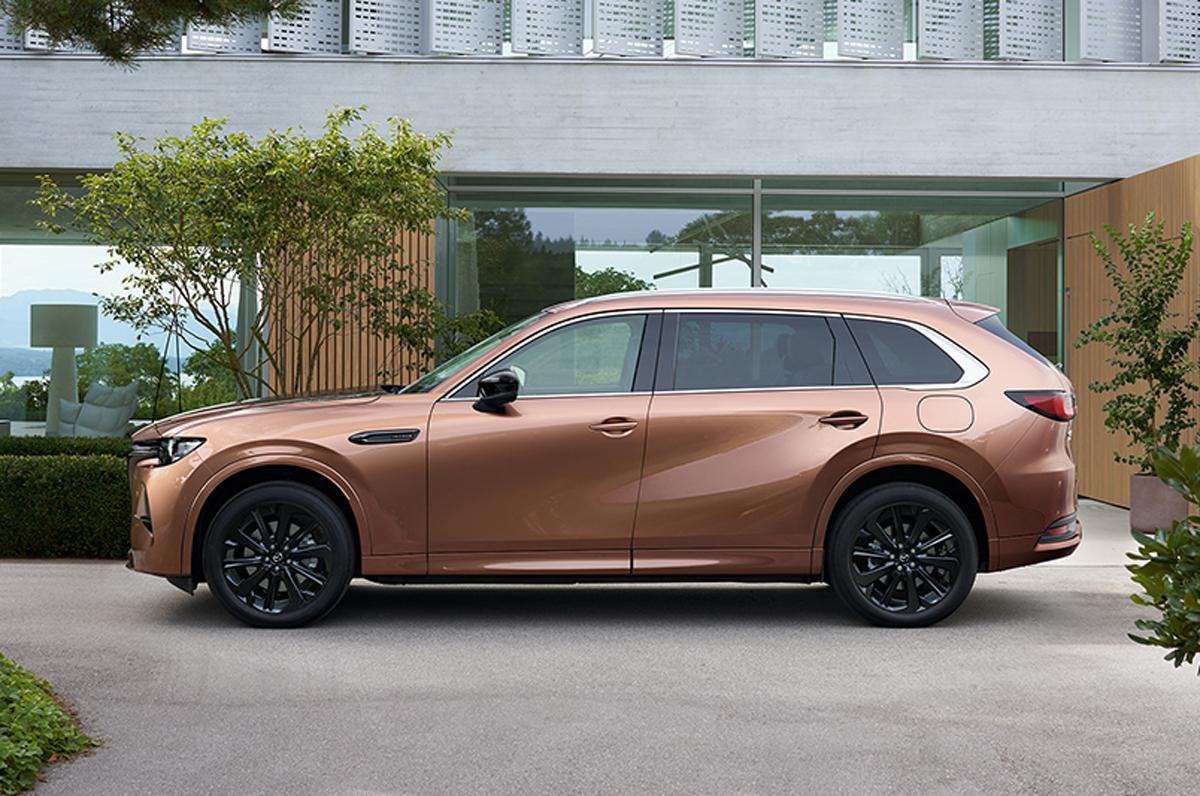 3列シートSUVのマツダCX-80が機能装備のバージョンアップや一部内装デザインの変更、シート構成の見直しを敢行