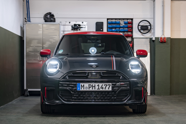 ▲ミニ GPインスパイアードエディションは3ドアのミニ・ジョン クーパー ワークスGPインスパイアードエディション(写真)のほかに5ドアのミニ・クーパー5ドアS GPインスパイアードエディションも設定。車両価格は587万円で、販売台数145台限定