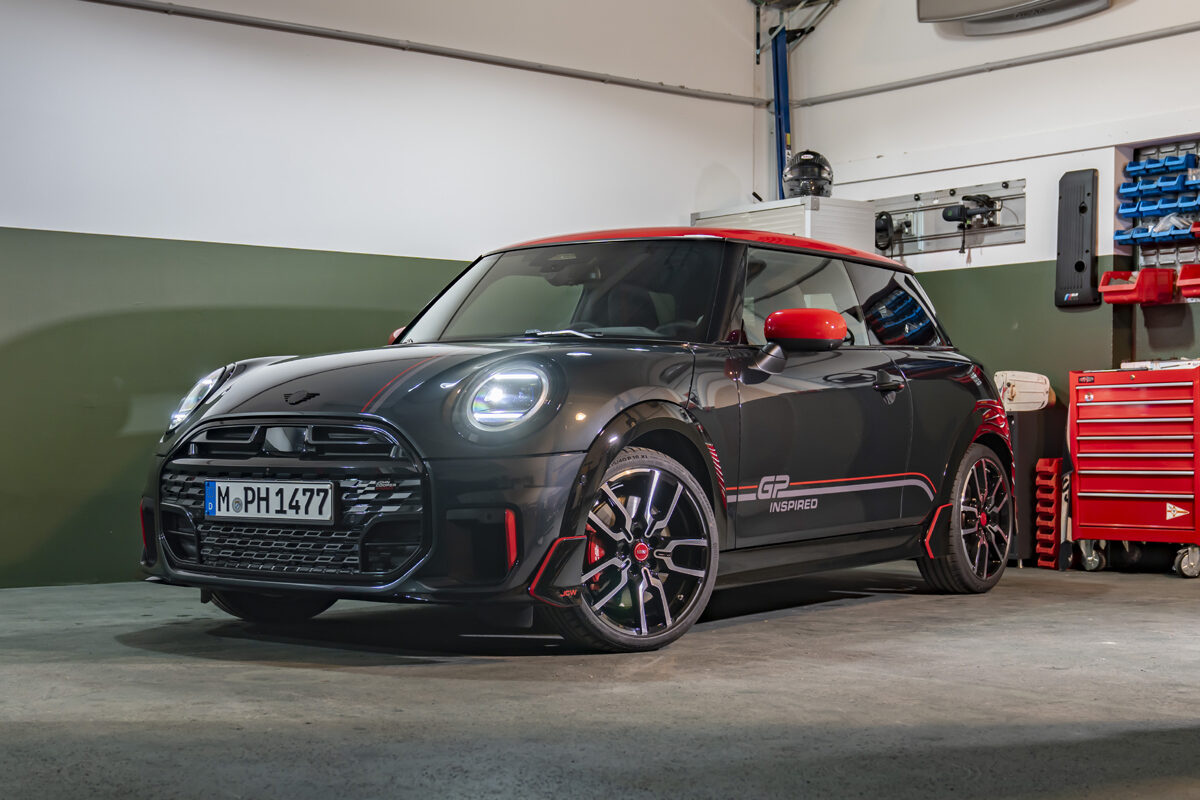 ミニ史上最速モデルの「ミニ・ジョン クーパー ワークスGP」の血統を受け継ぐ現行ミニ・クーパーの特別限定モデルが登場