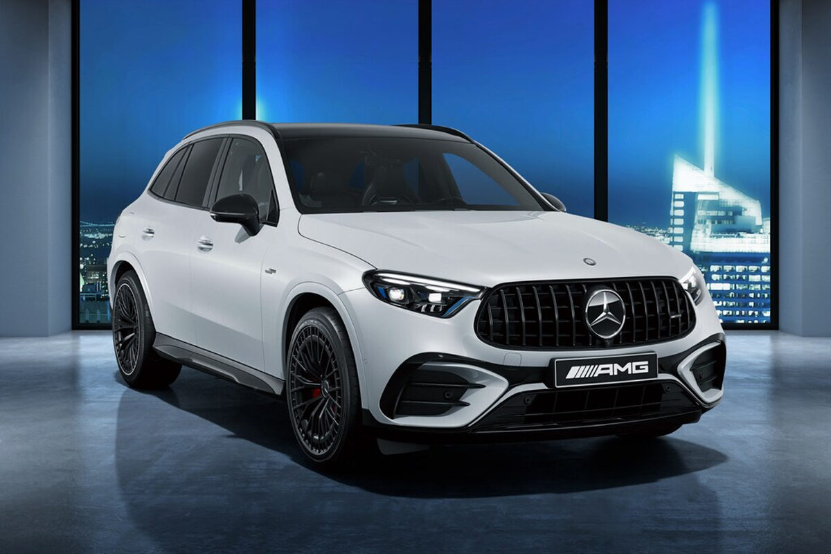 カーボンファイバーパーツやダークパーツを配してよりスポーティに昇華した「メルセデスAMG GLC43 4MATIC」と「メルセデスAMG GLC43 4MATICクーペ」の特別仕様車が日本発売