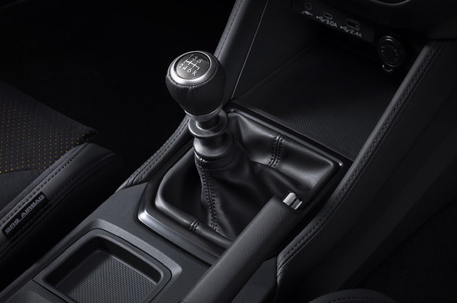 ▲本革巻シフトノブ&本革巻ハンドブレーキレバーや本革巻ステアリングホイール(ブラックステッチ、ピアノブラック調加飾パネル)、アルミパッド付スポーツペダル(アクセル/ブレーキ/クラッチ/フットレスト)を標準装備