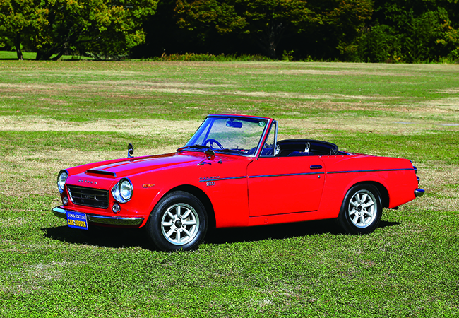 1968年式ダットサン・フェアレディ2000。MGやトライアンフなど英国製オープン2シーターのライバルとして開発されたFRオープン。トップスピード205km/hに達するパフォーマンスでマニアの心を鷲掴みにした