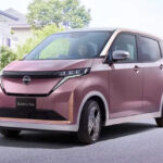 ▲日産が2026年春のマイナーチェンジを予定する軽規格の電気自動車「サクラ」の新デザインを専用ホームページで先行公開。新ボディカラーとして水辺に咲く桜が水面に映る情景を映し込んだ「水面乃桜-ミナモノサクラ-」を設定する
