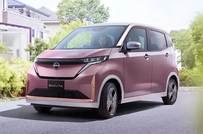 ▲日産が2026年春のマイナーチェンジを予定する軽規格の電気自動車「サクラ」の新デザインを専用ホームページで先行公開。新ボディカラーとして水辺に咲く桜が水面に映る情景を映し込んだ「水面乃桜-ミナモノサクラ-」を設定する