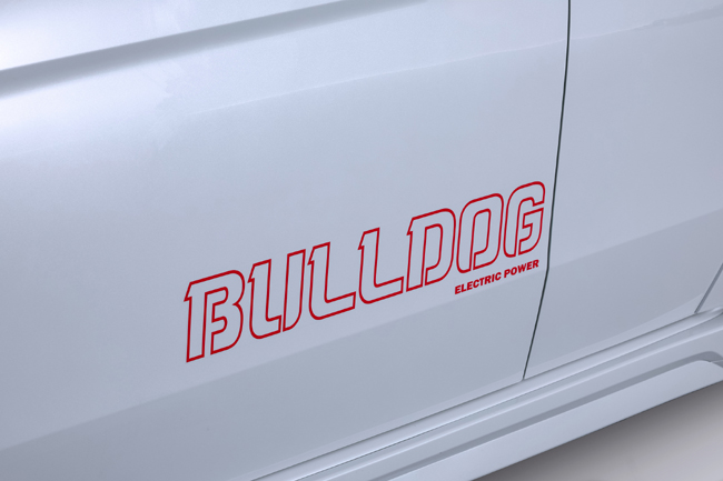 ▲シティ・ターボⅡの書体を再現した「デカール BULLDOG」。シティ・ターボⅡのドアに貼られた“TURBO Ⅱ WITH INTERCOOLER”の文字をオマージュし、“BULLDOG WITH ELECTRIC POWER”と表記する