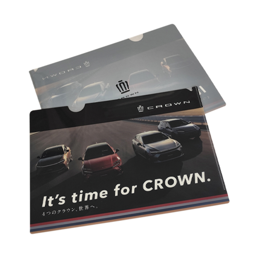 トヨタ・クラウンのクリアファイル（A4サイズ）を2枚セットで5名に。クラウンはクロスオーバー、セダン、ステーションワゴン（エステート）、SUV（スポーツ）と4種類のボディタイプをラインアップ。ユーザーのライフスタイルと主な用途に合わせて好みの1台、好みのデザインと好みの機能が選択できるようになっています。クリアファイルは４バリエーションの写真と、王冠マークがデザインされています。