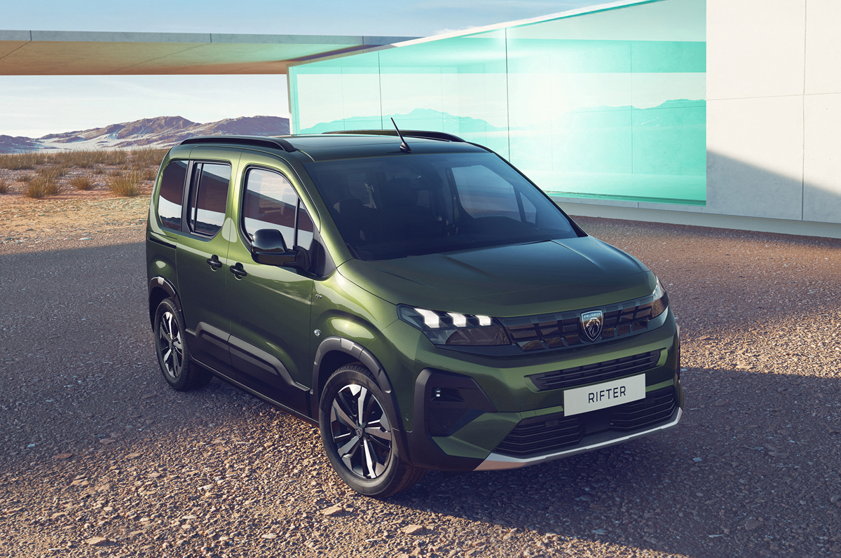 パノラミックガラスルーフを配したプジョー・リフターの特別仕様車が30台限定で日本上陸