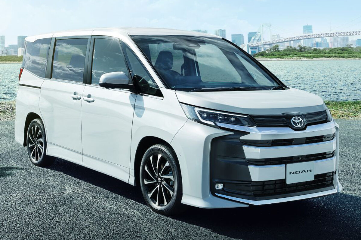 トヨタの定番ミニバンのノアがフロントまわりの意匠を変更。車種展開はハイブリッド車に統一