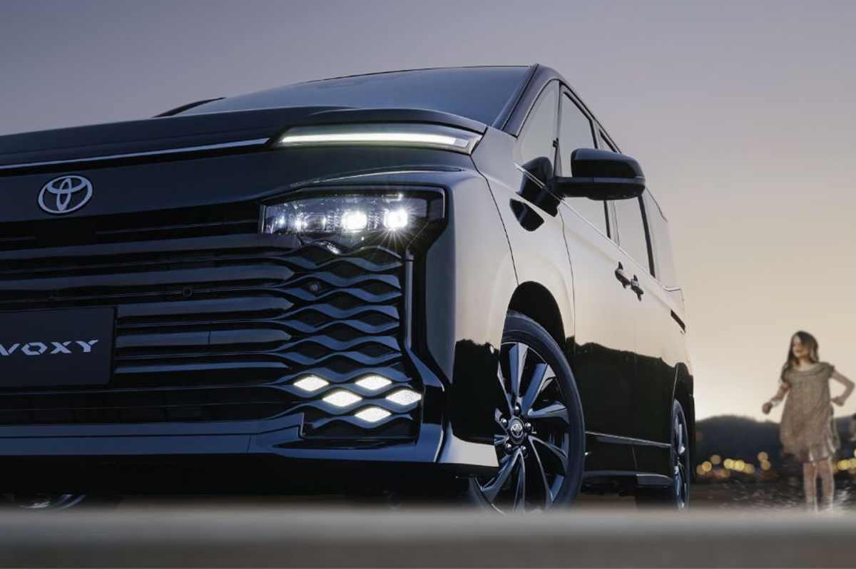 トヨタの人気ミニバンのヴォクシーがフロントマスクを刷新。車種展開はハイブリッド車に集約