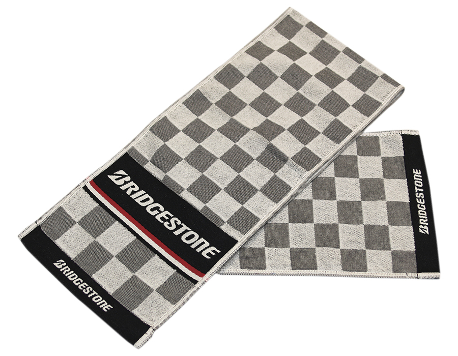 ブリヂストンのオリジナルタオル（マフラータイプ）を2名に。ブリヂストンは3月13日に2026年のモータースポーツ活動計画を発表。国内シリーズはスーパーGT、スーパー耐久にポテンザ・ブランドで参戦するほか、女性アスリート限定の人気シリーズ、KYOJO CUPにもタイヤを供給します。プレゼントのタオルは縦×横約22×120㎝。チェッカードフラッグをイメージしたレーシーなイメージタオルです。