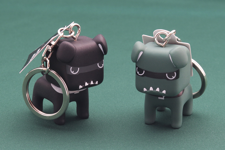 三菱デリカミニのマスコットキャラクター、デリ丸。のキーホルダーを2名に。デリカミニは、三菱の伝統ブランド、デリカが連綿と築いてきたオフロード走破性の実力を継承した本格4WD性能を持つKスペーシャスワゴン。走り慣れた道路でも、冒険心を灯してくれるマジックを見せてくれます。デリ丸。の体高は約40㎜。カラーはブラック（左）とアッシュグリーン。希望色を明記して応募してください。
