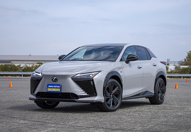 レクサスRZ550e Fスポーツ/価格:950万円。RZ550eFスポーツは前後に167kWモーターを搭載したAWDモデル。航続距離は582km。ステアバイワイヤなど新技術を積極搭載しスポーティな走りを実現した。ボディサイズは4805×1895×1635mm