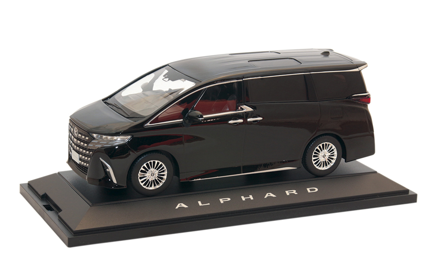 トヨタ・アルファードのミニカーを1名に。アルファードは2023年6月のデビュー当時はハイブリッド車を示すエンブレムが旧デザインのままでした。写真のミニカーは新しいデザインのハイブリッド・エンブレムを装着したエグゼクティブラウンジE-Fourグレードです。細部まで徹底して実車に忠実に制作されていることがわかります。ミニカーの全長は約165㎜。ボディ色はブラックです。