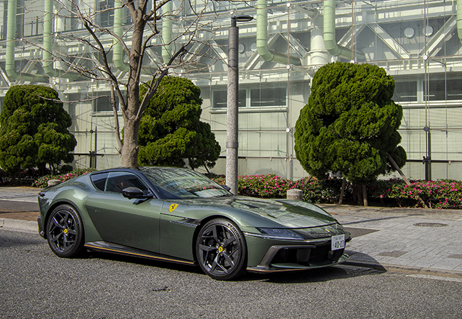 フェラーリ12チリンドリ/価格:8DCT 5674万円。V12DOHC48Vは6496ccから830ps/678Nmのハイスペックを発揮。最高許容回転数は9500rpmと極めて高く、終わることのない加速と刺激的なパワーの盛り上がりを約束する。トップスピードは340km/h
