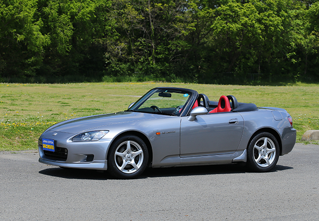 2000年式ホンダS2000。S2000は1995年の東京モーターショーに出品されたコンセプトカー「SSM」の市販バージョン。開発責任者は初代NSXを担当した上原繁氏。ボディは独自のXボーンフレーム構造