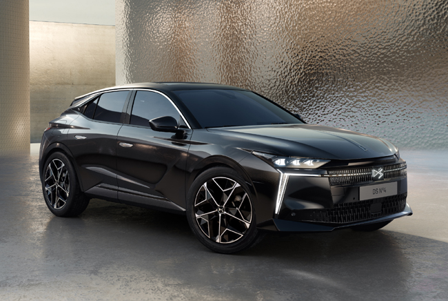 ▲DS N°4 ETOILE HYBRID 価格:625万円 全長4415×全幅1830×全高1495mm ホイールベース2680mm 車重1490kg 乗車定員5名 WLTCモード燃費20.1km/リットル