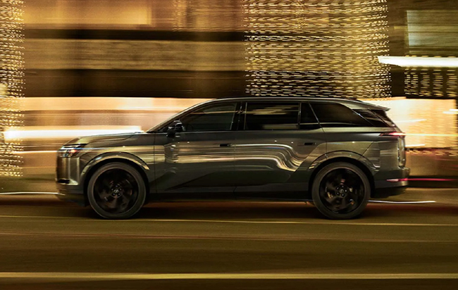 ▲最新のLexus Safety System+を採用。先行車減速シーンや自車前方への割り込みシーンでの減速早期化により安心感を向上させるとともに、燃費を重視した穏やかな追従走行を行うエコランモードと地図連携機能を新たに追加したレーダークルーズコントロール(全車速追従機能付)などを装備する