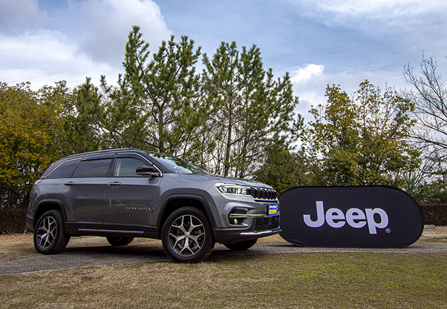 Jeepコマンダー・リミテッド/価格:9SAT 619万円。コマンダーは日本最適サイズの7シーターSUV。2リッター直4ディーゼルは170ps/370Nmを発生。感覚的には2000rpm前後から豊かなトルクを発生。街中ではややノイジー