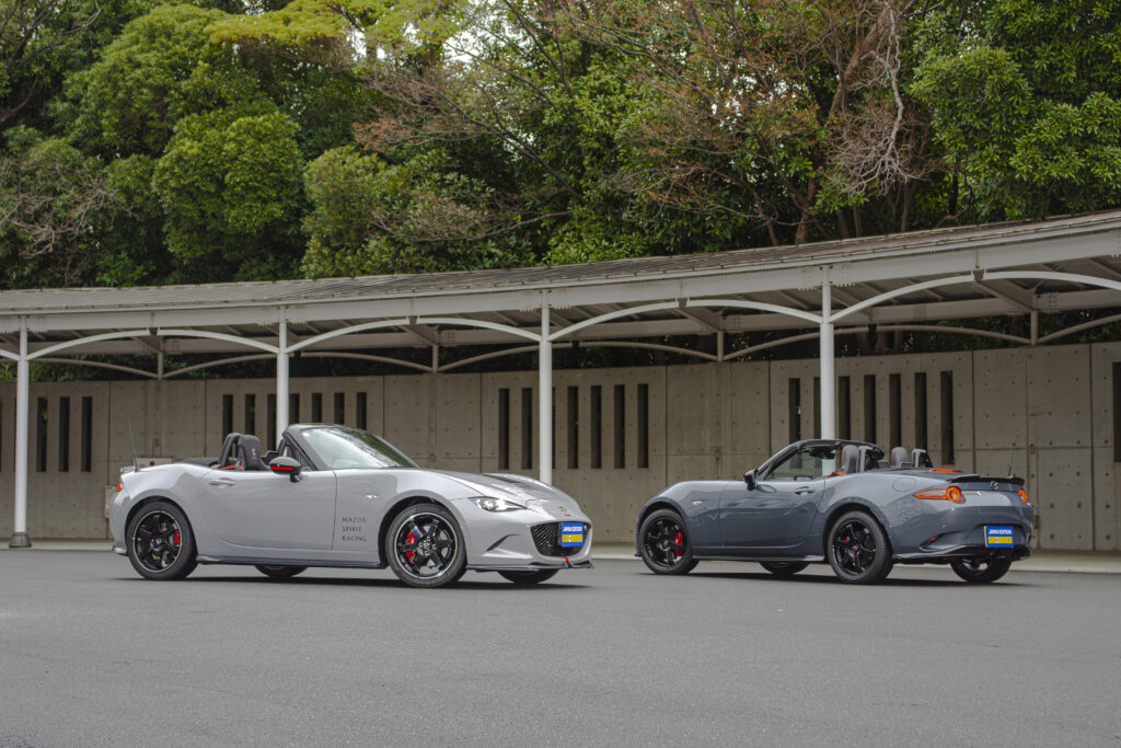 MAZDA SPRIT RACING ROADSTERは限定200台の12Rと同2200台のコアモデルの2種。ともに国内未導入だった2リッターエンジンを搭載したソフトトップモデル。12Rはサーキット走行を射程に収めた硬派モデル。RS-R型ユニットは匠のファインチューンでノーマル比16ps/10Nmアップの200ps/215Nmを発揮する