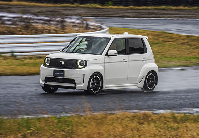 ホンダ・スーパーONE/価格:339万円(CEV補助金は約130万円)。スーパーONEは英国でも販売される本気BEVスポーツ。BOOSTモードを選ぶとパワーが通常の47kW(64ps)から70kW(約100ps)にアップ。速さと操る楽しさ、そしてサウンドでドライバーを魅了する