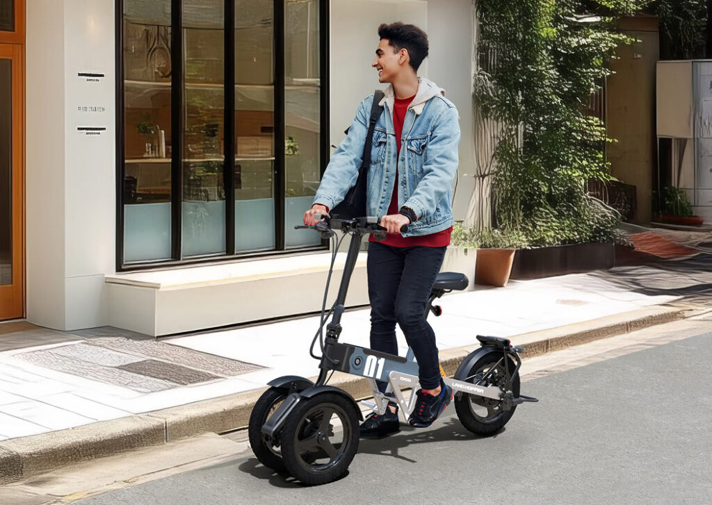 ▲LAND HOPPERは特定小型原動機付自転車に属し、免許を持っていない人(16歳以上)でも運転可能。サイズは展開時で全長1370×全幅590×全高990mm、折り畳み時で同680×全幅450×全高800(サドルなし)に設定