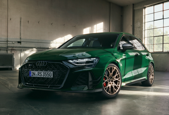 ▲アウディRS 3 スポーツバック コンペティション リミテッド 価格:1399万円 全長4380×全幅1850×全高1435mm ホイールベース2630mm 乗車定員5名 販売台数70台 写真のボディカラーは特別色のマラカイトグリーン