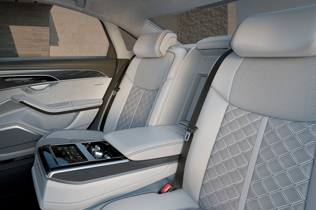▲Audiデザインセレクション パステルシルバーやカーボンベクターのデコラティブパネル、バルコナレザーのダイヤモンドステッチングとSロゴを配したコンフォートスポーツシートなどを特別装備。ハンドル位置は右