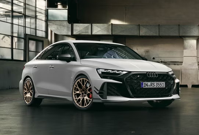 ▲アウディRS 3 セダン コンペティション リミテッド 価格:1418万円 全長4535×全幅1850×全高1410mm ホイールベース2630mm 乗車定員5名 販売台数30台 写真のボディカラーはグレイシアホワイトマット