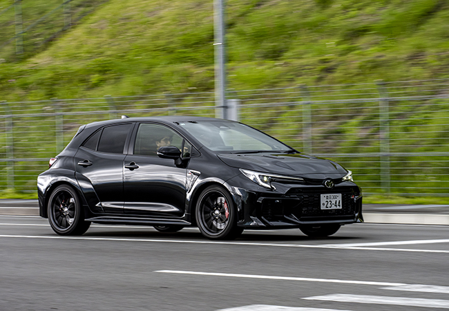 トヨタGRカローラRZ(25式後期)/価格:6MT 568万円/8SAT 598万円。25式後期はスーパー耐久参戦やニュルでの開発を通じボディ骨格/吸気冷却性能/サウンド作りが進化。通常販売モデルに移行した