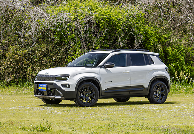 ジープ・アベンジャー4×eハイブリッド/価格:6DCT 499万円。4×eハイブリッドは後輪をモーターで駆動する4WD。コンパクトなボディは街乗りにも最適。軽快な走りが楽しい。ジープが築いてきたブランド性を反映した“日常を冒険に変える”個性的な存在。4120×1775×1600㎜