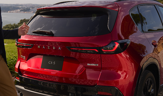 ▲ブランドシンボルに代えて“MAZDA”ワードマークを装着し、水平軸を強調するワイド感とモダンさでリアビューの安定感と存在感を際立たせてる。LEDコンビネーションランプはアウターレンズをグロスブラックでアレンジ