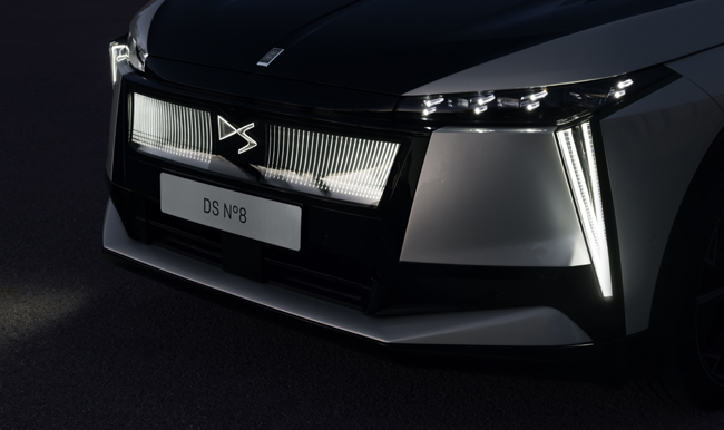 ▲縦のラインでライトアップされ、合わせてDSのロゴが光る“DS LUMINASCREEN”イルミネーショングリルや、クル・ド・パリのパターンをあしらった8つのダイヤモンド型LED装飾で輪郭を描き、かつ3つのモジュールで構成する新造形のLEDヘッドランプ、V字型レイアウトで車幅を強調しながらスリムで細長い縦型のデザインで構成する“DS LIGHTBLADE”などを装備して、先進的かつ個性あふれるフロントマスクを創出