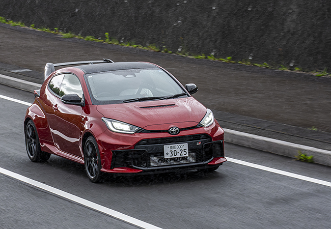 トヨタGRヤリスRZハイパフォーマンス・エアロパフォーマンスパッケージ(26式)/価格:6MT 553万2200円/8SAT 588万2200円。26式GRヤリスはモータースポーツ参戦で得た学びを反映。ステアリングホイール/EPS/タイヤ足回り/快適装備が進化した。エクステリア面は25式と同じ。タイヤは専用開発のBSポテンザ・レースを装着