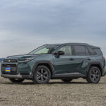 トヨタRAV4アドベンチャー／価格：450万円。新型はHEV（ハイブリッド）を2025年末、PHEVを2026年3月に発売。すでに受注が殺到し全グレードが入手困難になっている。トヨタらしい幅広いユーザーニーズに対応したクルマ作りが人気の要因