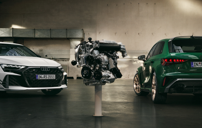 ▲パワートレインには通常モデルと共通の“2.5TFSI”の2480cc直列5気筒DOHC直噴ガソリンターボエンジン(400ps/500Nm)+7速Sトロニックを搭載。最高速度リミッターは290km/hへと引き上げる。シャシー面では限定モデル専用に開発・チューニングした3-way手動調整式コイルオーバーサスペンションと強化リアスタビライザーを装備