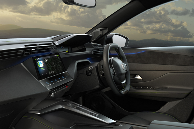 ▲インテリアはプジョー独自設計のi-Cockpitを基調に、デジタルヘッドアップインストルメントパネルやPEUGEOT i-Connect Advancedおよび10インチタッチスクリーン、PEUGEOTミラースクリーン(Apple CarPlay/Android Auto)、革巻小径スポーツステアリングホイール/パドルシフトなどを標準で採用。日本導入モデルのハンドル位置は右