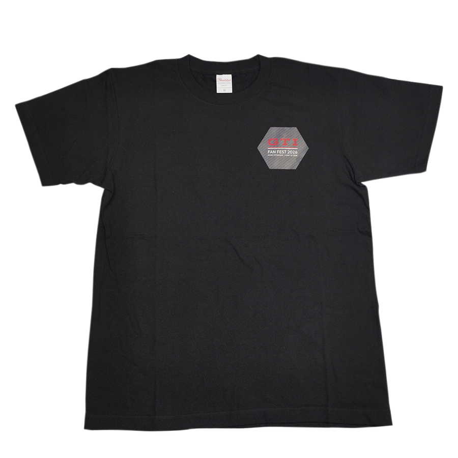 VWゴルフGTIのデビュー50周年を記念を祝うイベント、GTI FAN FEST 2026のオリジナルTシャツ（Mサイズ）を2名に。「ホットハッチ」という市場を創出し、牽引してきたゴルフGTIの50周年記念イベントが6月13日、愛知県・豊橋市のVWグループジャパンの本社で開催されました。イベントには選ばれた230組のGTI、VW車オーナーが参加。Tシャツにはカーボン調デザインのイベント名がアレンジされています。