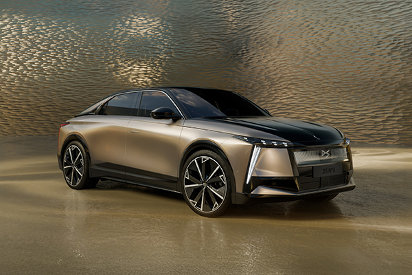 フレンチラグジュアリーの頂点、DS No.8はデザインと静寂を楽しむ新世代BEV。誰よりも個性的