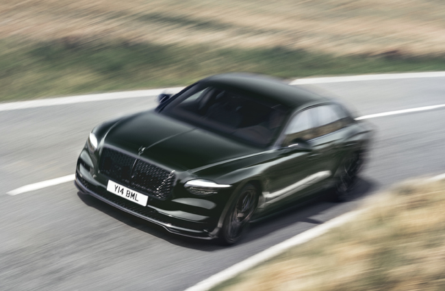 ▲パワートレインには3996cc・V型8気筒DOHCツインターボエンジン(519ps/770Nm)+8速DCT/トランスミッションハウジング内配置電気モーター(190ps/450Nm)+リチウムイオンバッテリー(総電力量25.9kWh)で構成する“ハイパフォーマンスハイブリッド”を搭載。システム最高出力は先代フライングスパー S比で約20%アップの680ps、最大トルクは930Nmを発生