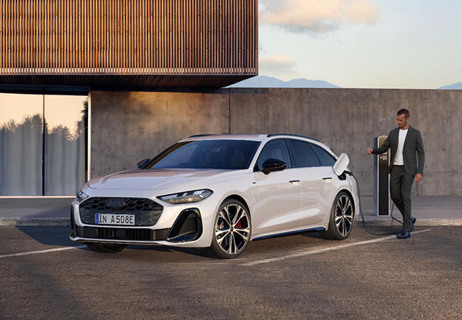 アウディA5アバント TFSI e-hybrid quattro S line/価格:1176万円。A5 TFSI e-hybridはBEVづくりの知見がフルに投入されたPHEVモデル。2ℓターボとモーターを組み合わせ、システム最高出力367PS、最大トルク500Nmを達成。EV航続距離は108kmに達する