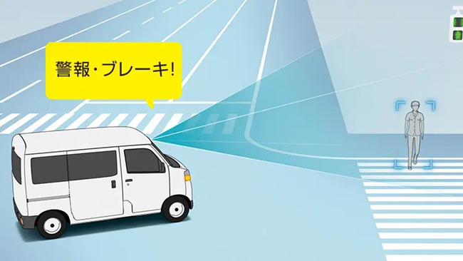 ▲スマートアシストについては交差点における検知範囲を拡張。前方を走行する自転車運転者(写真・上)、交差点右折時に直進してくる対向車、右左折時の対向方向から横断してくる歩行者(同・下)を検知対象に加える