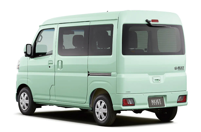 ▲ダイハツ・ハイゼット カーゴ・クルーズ(2WD) 価格:5MT135万3000円/CVT150万7000円 全長3395×全幅1475×全高1890mm ホイールベース2450mm 車重MT900/CVT930kg 乗車定員2(4)名 最大積載量350(4名乗車時250)kg WLTCモード燃費MT14.9/CVT15.6km/リットル 写真のボディカラーはアイスグリーン