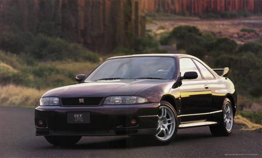 スカイラインGT-R(R33型)。1995年1月に登場したR33型は標準仕様(478万5000円)、Vスペック(529万円)、N1仕様(599万円)の3グレードを設定。開発陣は「標準仕様は先代R32型のエボリューションモデル、Vスペックは次期GT-Rをにらんだスーパーエボリューションバージョン、N1仕様はレースに対応したVスペックのコンペティション仕様」と説明した。Vスペックは進化したアテーサE-TSプロ、ハードサスを採用。タイヤも専用タイプを装着し徹底的に走りを追求する