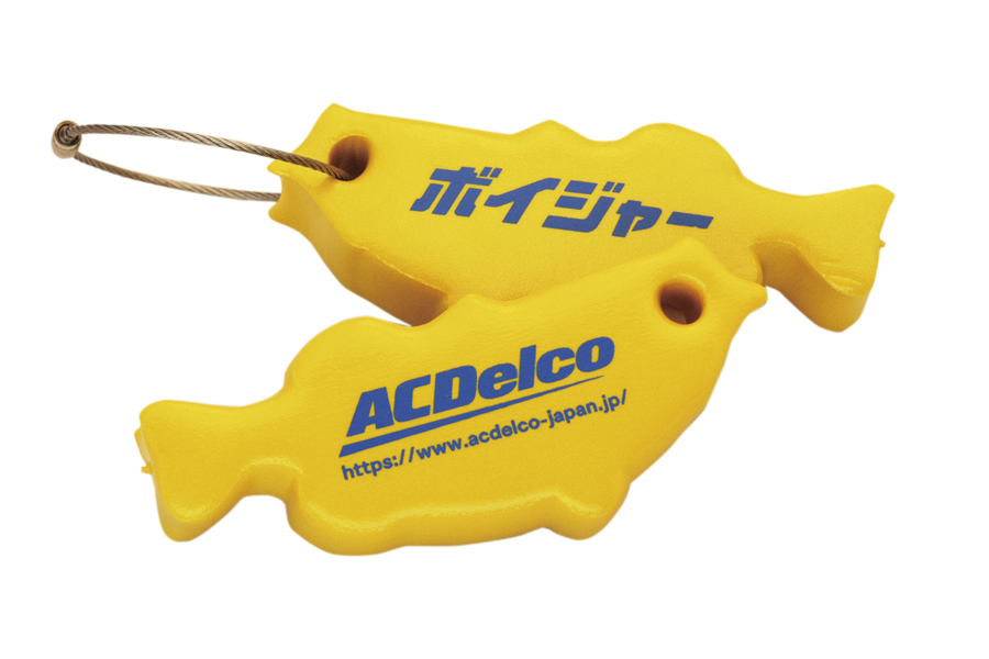 ACデルコのフローティングキーホルダーを10名に。ACデルコは自動車用12Vバッテリー、Euro Nextシリーズなど燃費向上技術に対応した高品質製品のラインアップで知られています。また、キャンプやマリン用のディープサイクルバッテリー、ボイジャー・シリーズも人気の製品です。プレゼントのキーホルダーは水辺での使用を考慮したフロートタイプ。サイズは左右約95mm、リングは直径約45mm。