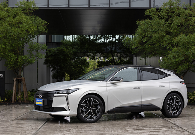 DS No.4 ETOILE HYBRID/価格:6DCT 625万円。No.4は大幅改良を機に従来のDS4から車名を一新したDSの主力。ボディカラーはクリスタルパール(写真)/ノアール ペルラネラ(黒)/カシミア(グレー)/ブラン アルバータ(白)の4色。どれも個性的な色彩