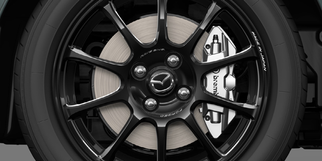 ▲足もとにはブラック塗装のRAYS社製7J×16鍛造アルミホイールやBrembo社製ベンチレーテッドディスク&Brembo社製対向4ピストンキャリパー(シルバー塗装)、ビルシュタイン社製ダンパーを組み込む