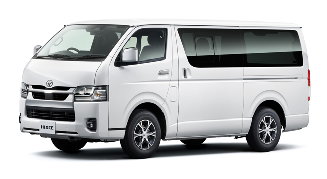▲トヨタ・ハイエース バン スーパーGL 標準ボディ・標準ルーフ・2800ディーゼル車・2WD 価格:418万7700円 全長4695×全幅1695×全高1980mm ホイールベース2570mm 車重1930kg 乗車定員2/5名 WLTCモード燃費12.4km/リットル 写真はアルミホイールやBi-Beam LEDヘッドランプなどを組み込んだオプション装着車で、ボディカラーはプラチナホワイトパールマイカ