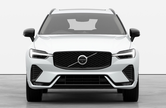 ▲これまで特別仕様車として展開していたXC60 Ultra B5 AWD Dark Editionをカタログモデルとして設定。フロント部にはグロッシーブラックのフロントグリルやグロッシーブラックトリムのフロントバンパーを採用