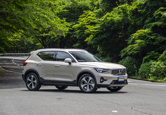 ボルボXC40ウルトラB4 AWD/価格:7DCT 639万円。XC40は「2018年 欧州カー・オブ・ザ・イヤー」とともに「2018-2019日本カー・オブ・ザ・イヤー「に輝いた実力車。現在もボルボの主力車種。最新車はAWBのB4とFWDのB3でラインアップを展開。ウルトラは本革シート/プレミアムオーディオなどを標準装備した上級グレード