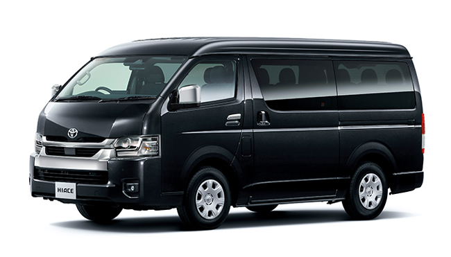 ▲トヨタ・ハイエース ワゴンGL 2.7Lガソリン車・2WD 価格: 362万3400円 全長4840×全幅1880×全高2105mm ホイールベース2570mm 車重1970kg 乗車定員10名 WLTCモード燃費9.1km/リットル 写真のボディカラーはブラックマイカ